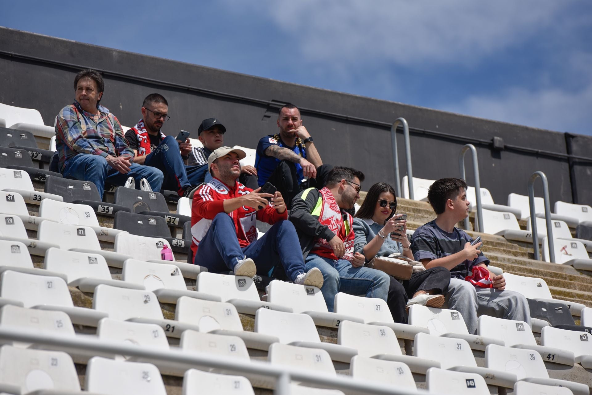 Encuéntrate en la grada del Cartagonova en el Cartagena - Granada CF