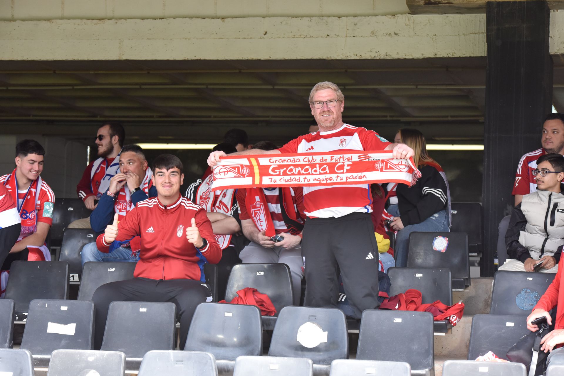 Encuéntrate en la grada del Cartagonova en el Cartagena - Granada CF