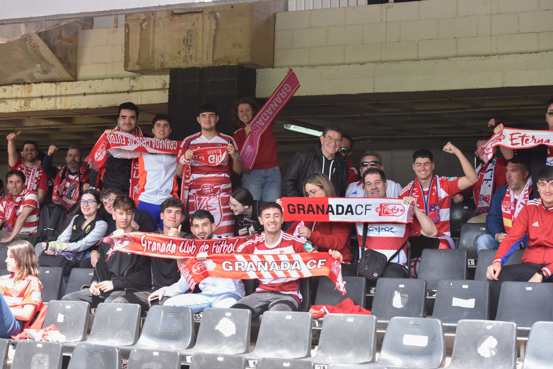 Encuéntrate en la grada del Cartagonova en el Cartagena - Granada CF