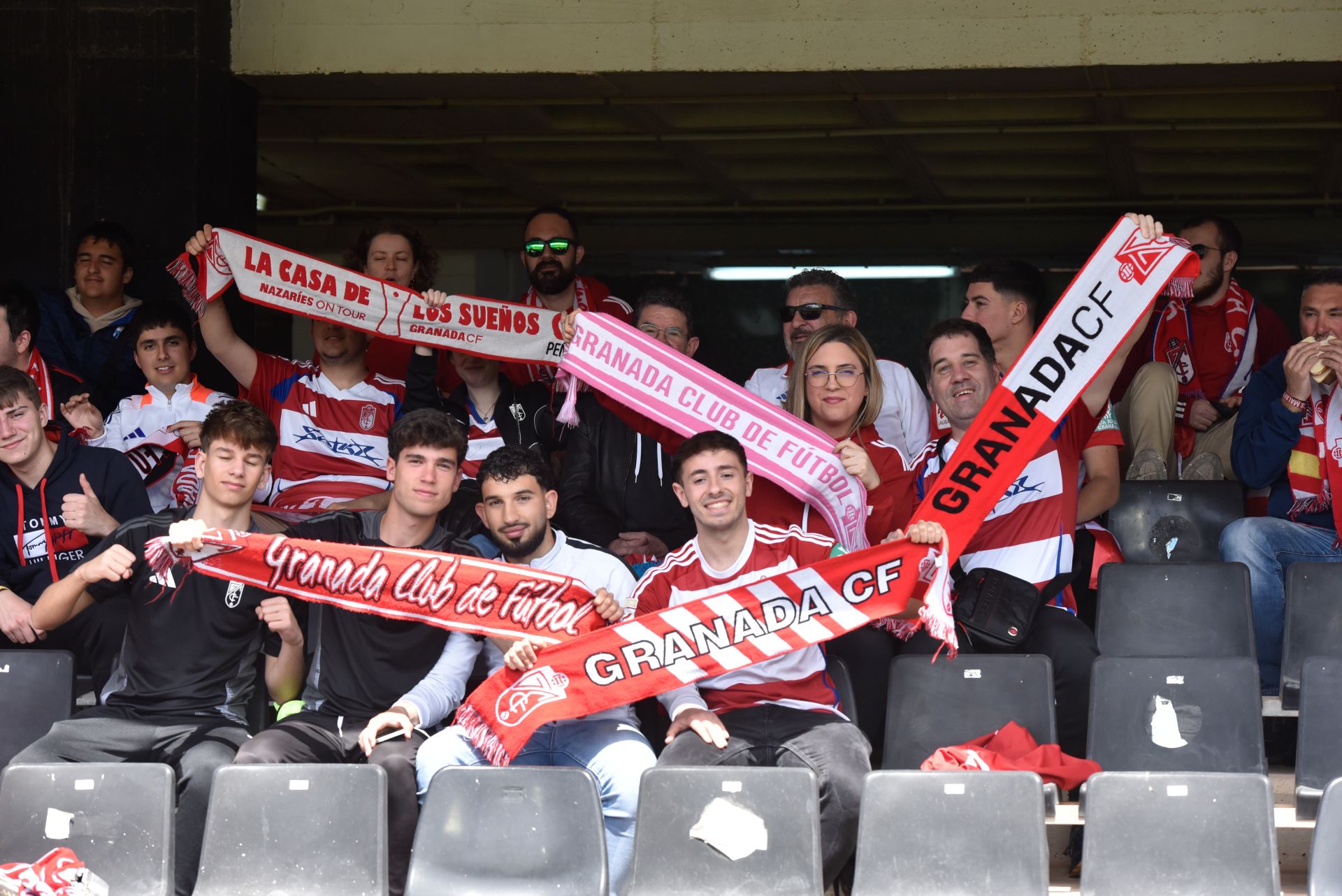 Encuéntrate en la grada del Cartagonova en el Cartagena - Granada CF