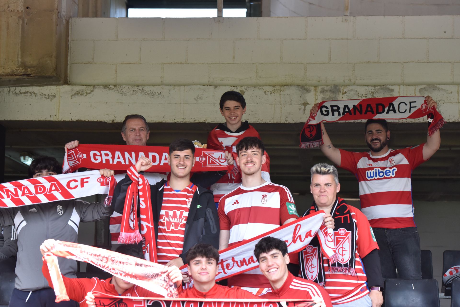 Encuéntrate en la grada del Cartagonova en el Cartagena - Granada CF