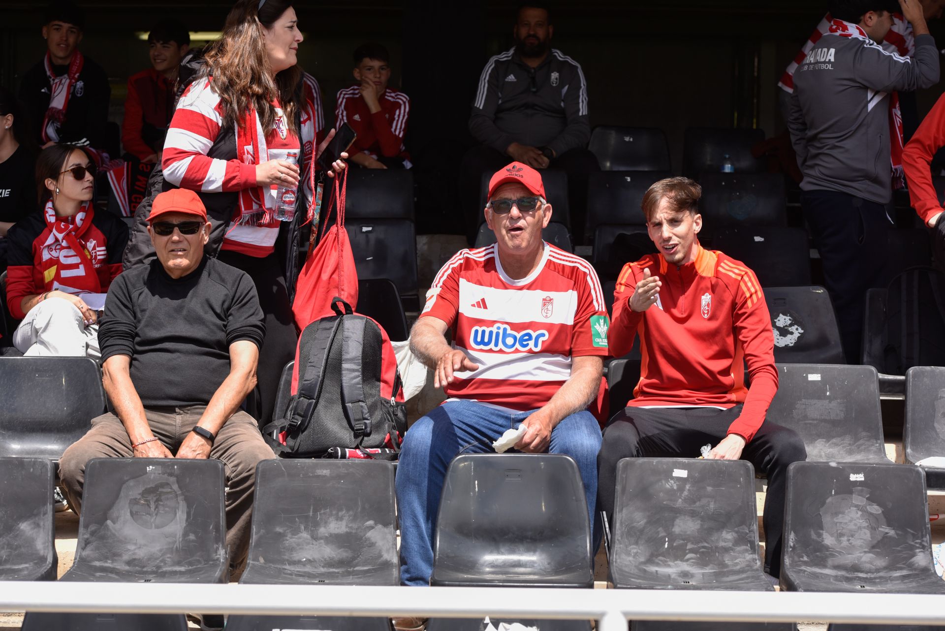 Encuéntrate en la grada del Cartagonova en el Cartagena - Granada CF