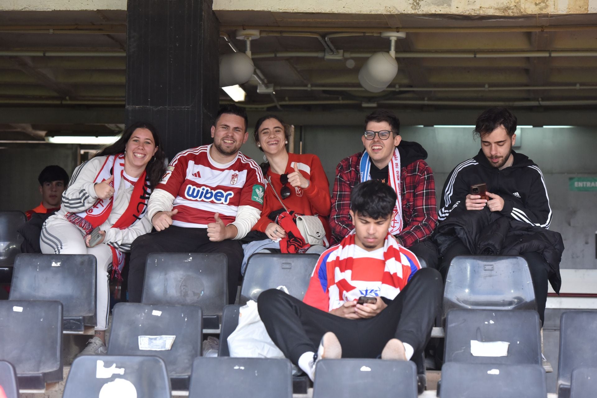 Encuéntrate en la grada del Cartagonova en el Cartagena - Granada CF
