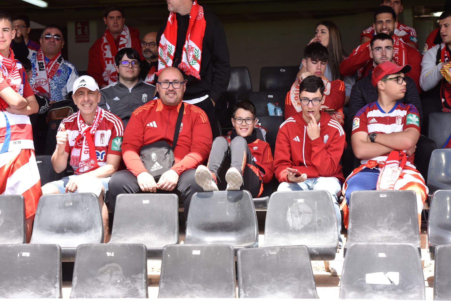 Encuéntrate en la grada del Cartagonova en el Cartagena - Granada CF