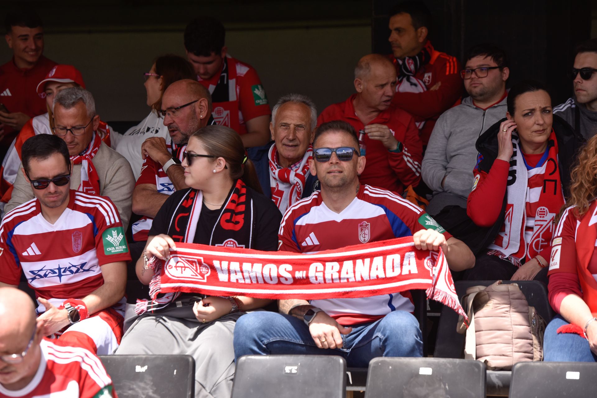 Encuéntrate en la grada del Cartagonova en el Cartagena - Granada CF
