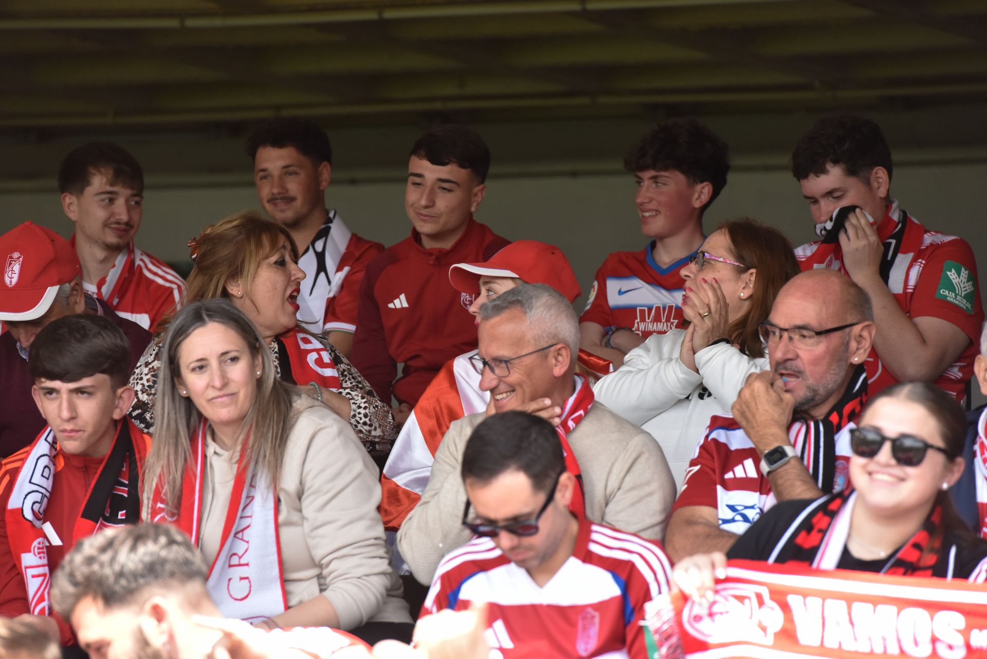 Encuéntrate en la grada del Cartagonova en el Cartagena - Granada CF