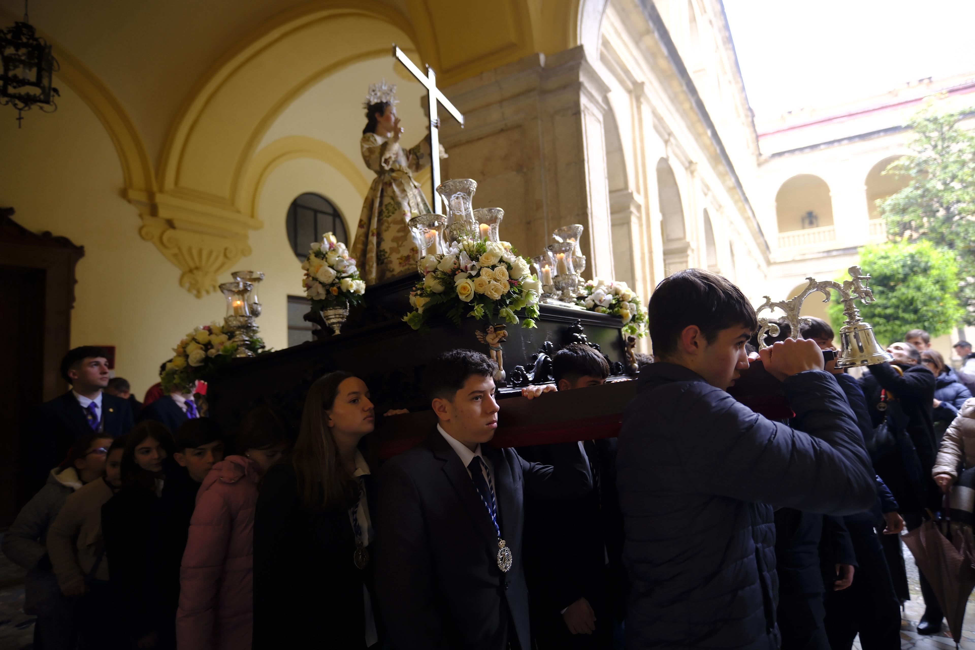 Los Facundillos procesionaron por el claustro