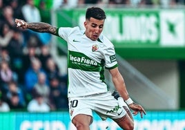Nico Fernández arma un disparo durante el partido.