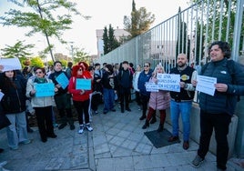 Concentración en contra del acoso escolar a las puertas del IES Severo Ochoa de la Chana, en Granada capital.