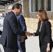 Óscar Puente y Rocío Díaz se saludan en Granada en una imagen de archivo.
