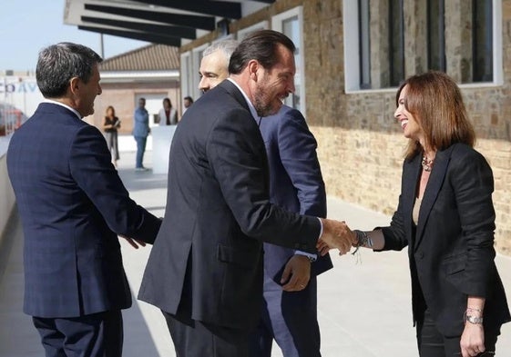 Óscar Puente y Rocío Díaz se saludan en Granada en una imagen de archivo.