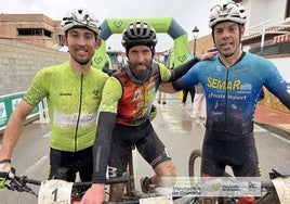 Los tres ciclistas del podio masculino en Salar.