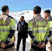 El presidente de la Diputación de Granada, Francis Rodríguez, visita el Parque de Bomberos de Sierra Nevada.