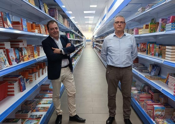 José Pazo y Jesús Contreras, administradores del Grupo Dismalibro, en las instalaciones de la empresa en Granada.