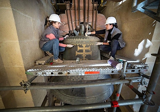 Trabajos de restauración de la María, la campana más grande de la Catedral de Granada, que supera los 6.000 kilogramos de peso.