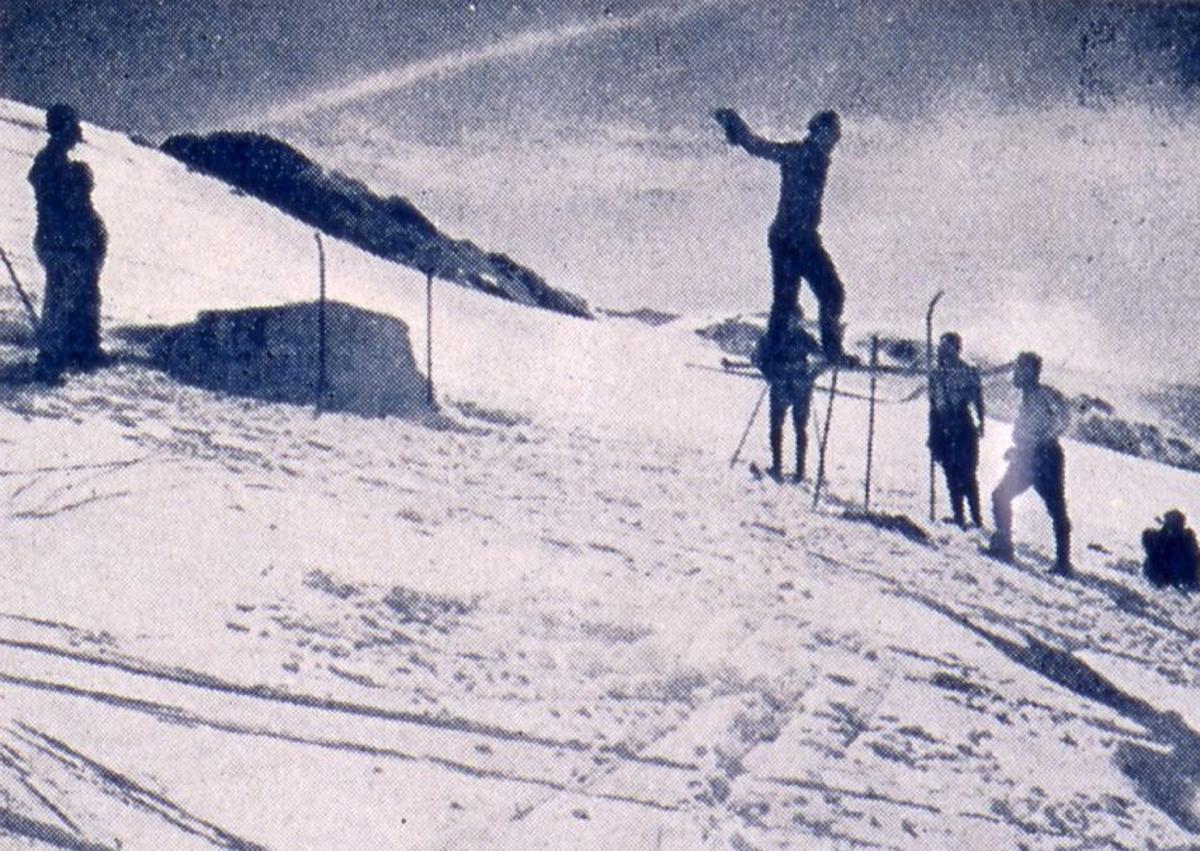 Imagen secundaria 1 - Las primeras fotografías de esquiadores en Sierra Nevada cumplen cien años