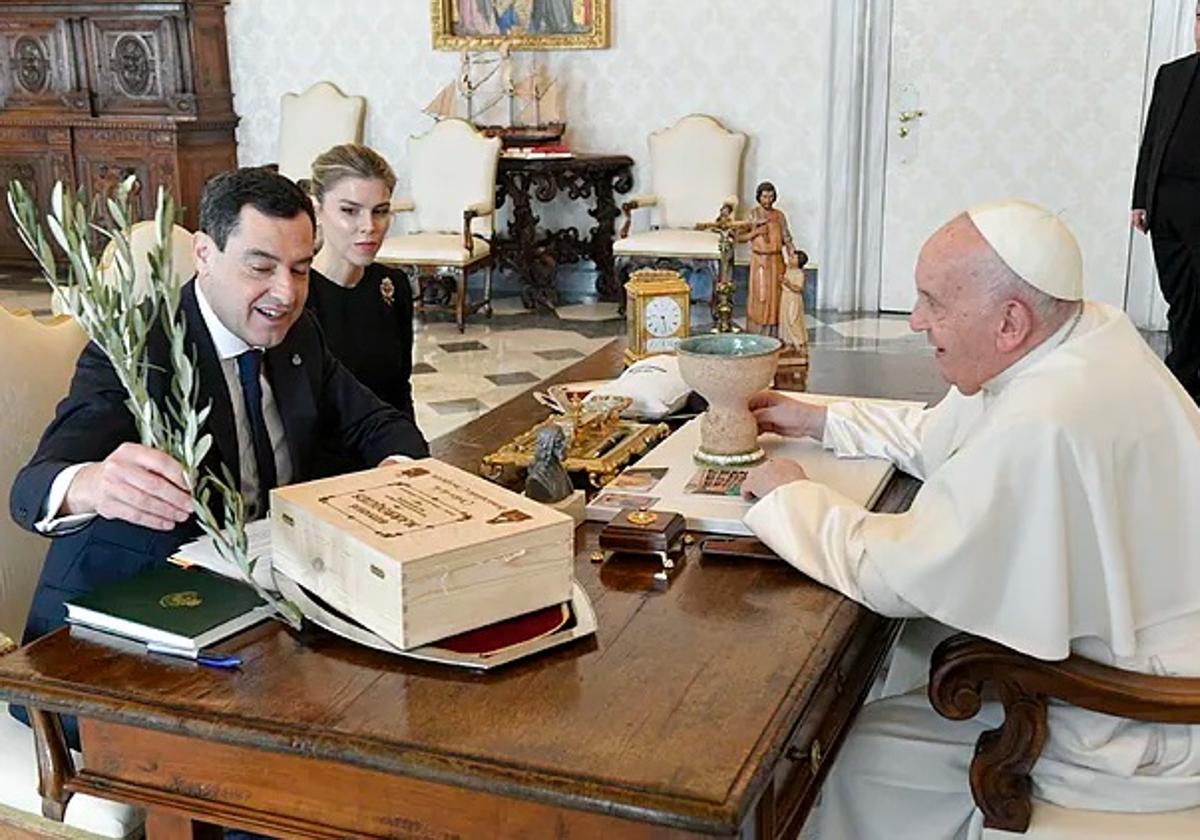 El olivo plantado en la Alhambra por Bono de U2 que Juanma Moreno llevó al Papa Francisco