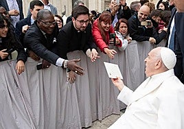 Francisco Javier Cova entregó la carta al Papa Francisco.