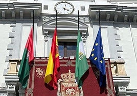 Banderas a media asta en los edificios municipales de Granada.