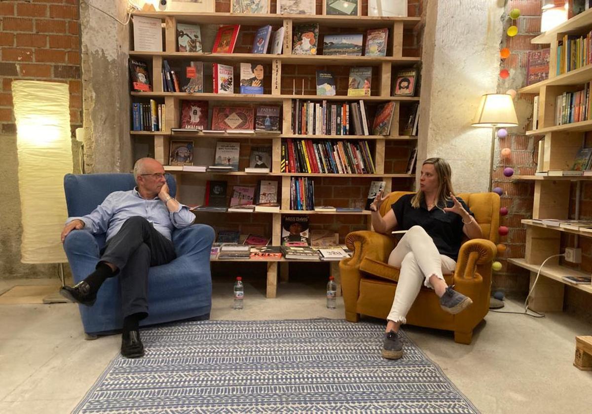 Jesús Ambel y Andrea Ambel charlan en una estancia de la clínica.