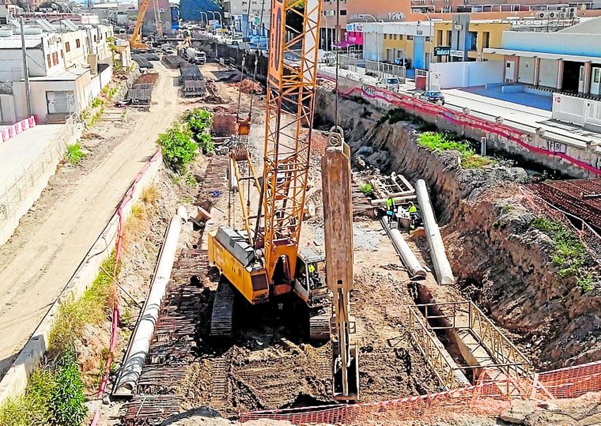 Imagen secundaria 1 - Las obras del soterramiento de Almería allanan el nuevo paso junto al Estadio