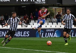 Weissman patea al aire.