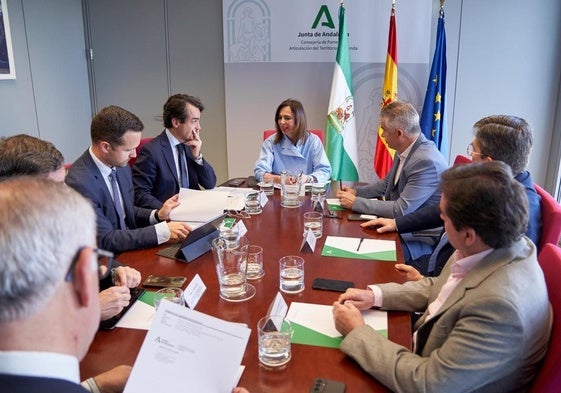Reunión de la consejera de Fomento con alcaldes de la provincia jienense.