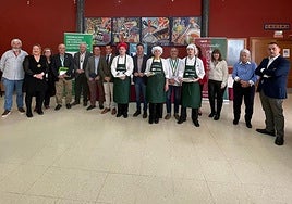 Foto de familia con los tres ganadores del concurso.