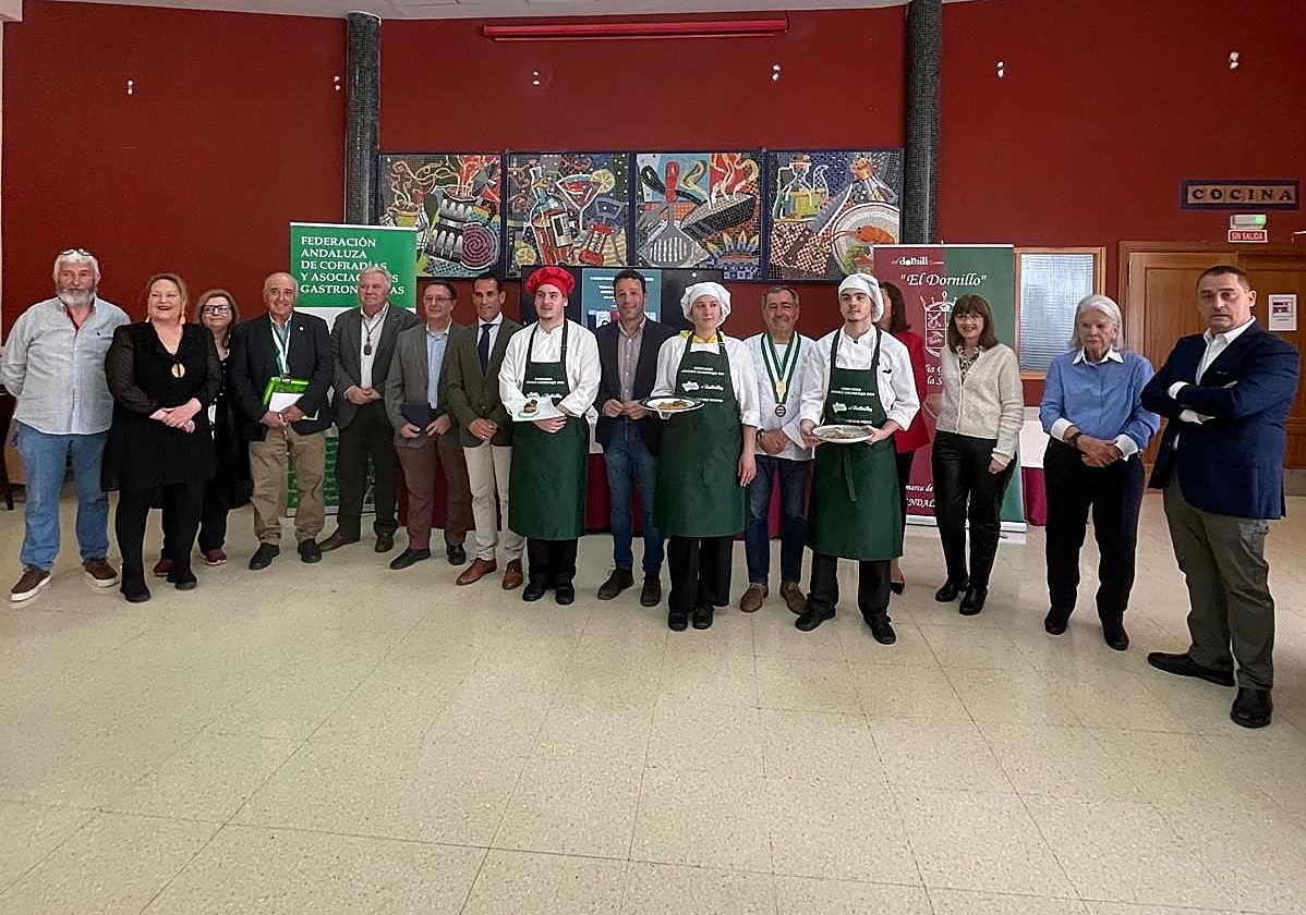 Foto de familia con los tres ganadores del concurso.