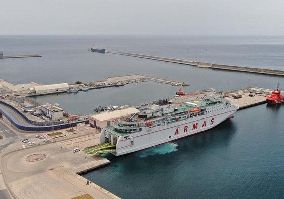 Ferry 'Volcán de Timanfaya' que une Motril y Melilla, en una imagen de archivo.