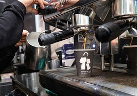 El detalle en el que hay que fijarse a la hora de pedir un café con leche en una cafetería para evitar problemas de salud