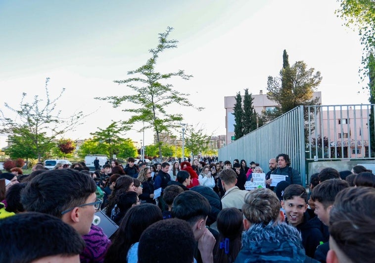 Expulsados tres alumnos por acosar a otros dos en un instituto de Granada