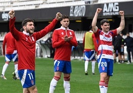 Los futbolistas del Granada celebran la victoria en Cartagena.