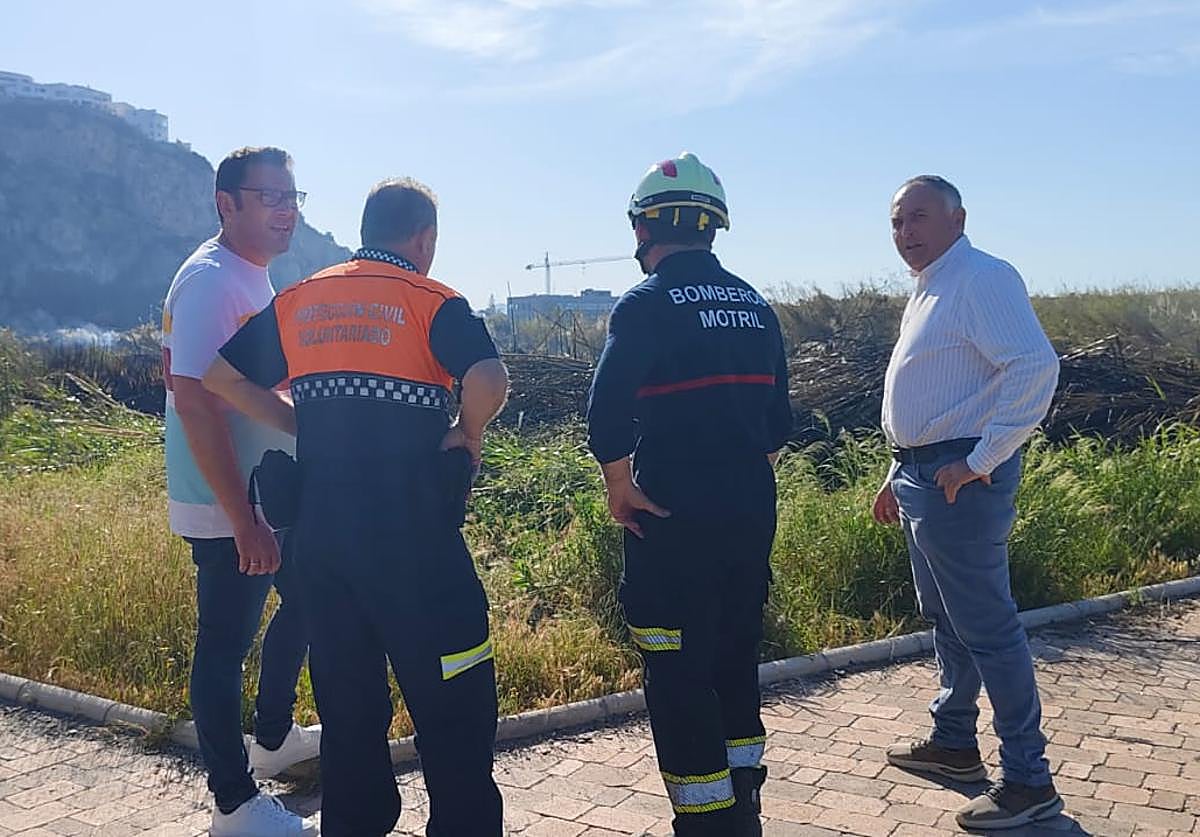 El fuego se ha reactivado este martes y ha obligado de nuevo a actuar en la parcela