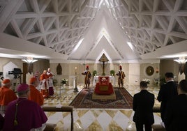 Féretro con el cuerpo del Papa Francisco.