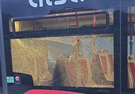 Estado en el que quedó la luna del bus apedreado en Parque Nueva Granada.
