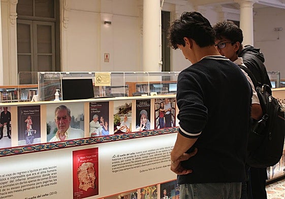 Dos jóvenes visitan la Biblioteca Mario Vargas Llosa, en la Casa de la Literatura de Lima (Perú).