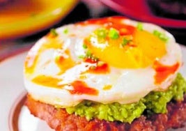 Huevo sobre una hamburguera.