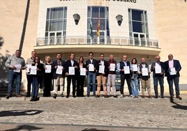 Alcaldes y alcaldesas del PP con el escrito, frente a la Subdelegación.