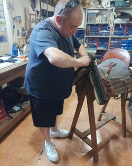 Manuel Sánchez trabaja en una silla de montar.