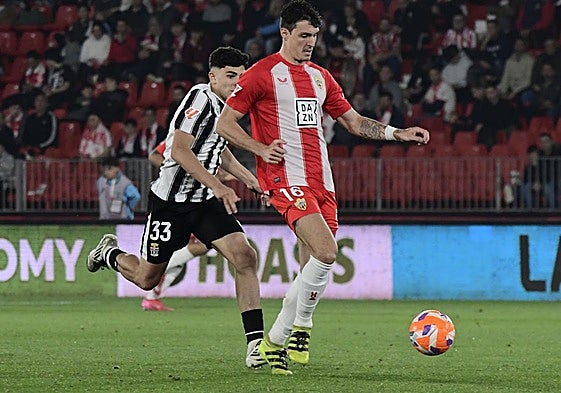Radovanovic, defensa del Almería, jugando ante el Cartagena. A.LOF/C. BARBA