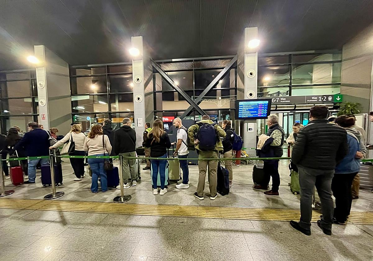 Imagen principal - Pasajeros al tren. 