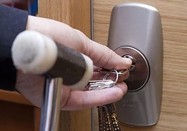 Dejar las llaves puestas en la cerradura por la noche puede ser peligroso