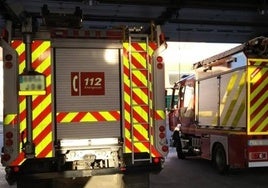 Imagen de archivo de dos camiones de bomberos.