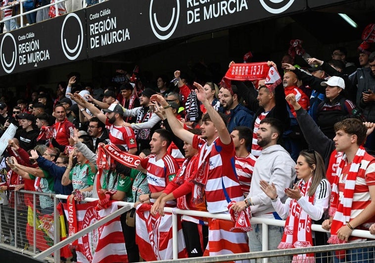 El Granada ya sopesa fletar buses gratis para la afición en la salida a Málaga