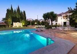 El chalet en Granada con una enorme piscina de diseño y pista de tenis a la venta por 2,5 millones