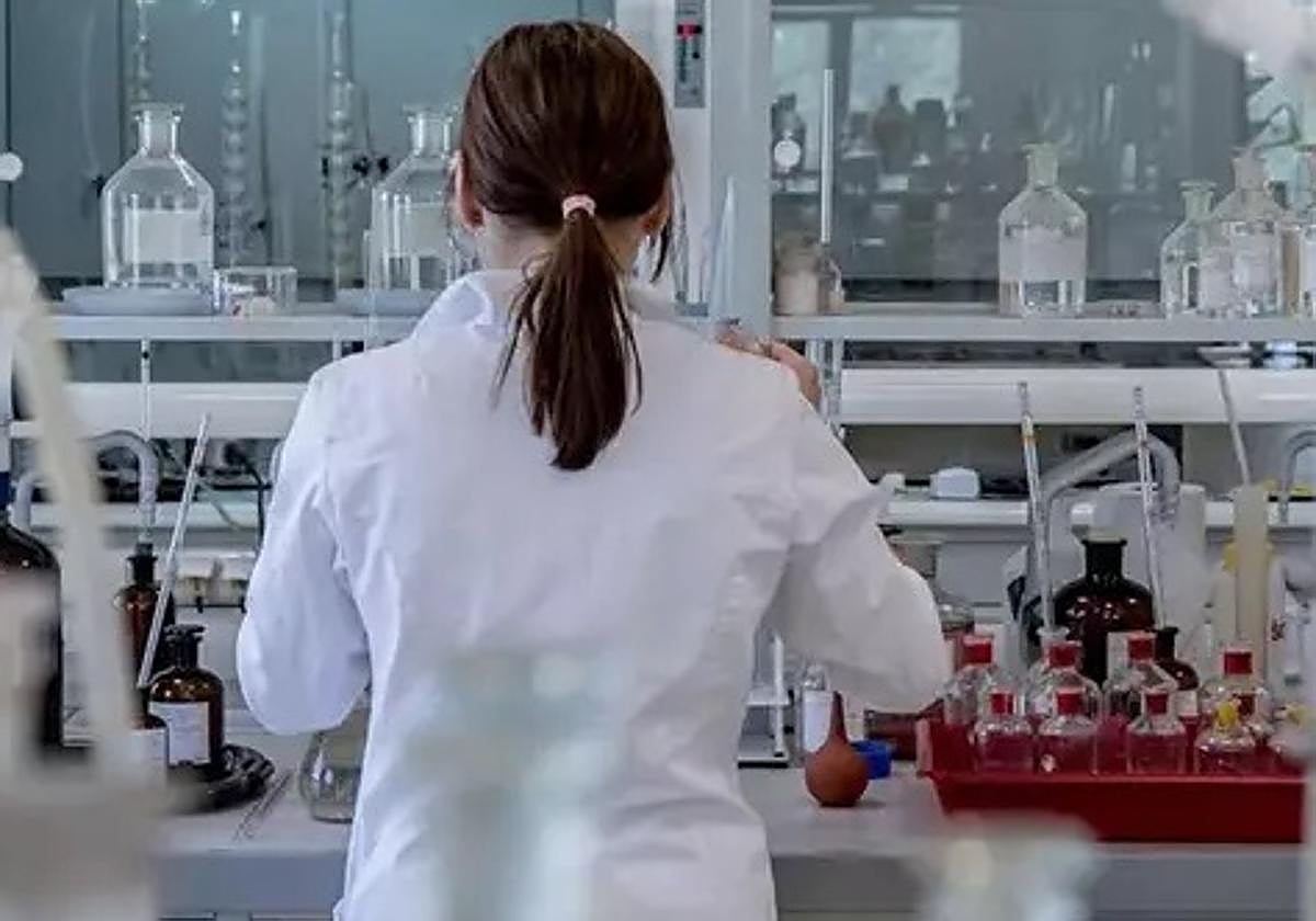 Imagen de archivo de una científica trabajando en un laboratorio.