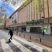 El Corte Inglés de la Carrera de la Virgen, en el centro, es la única gran superficie que podrá abrir los domingos a partir de ahora.