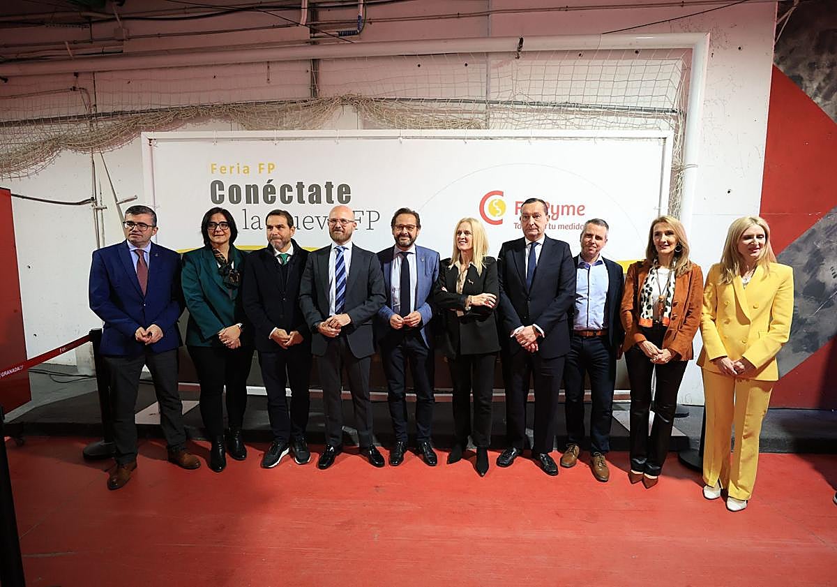 Imagen principal - Los representantes de la Junta de Andalucía y Cámara Granada, organizadoras del evento, así como diferentes expositores de la feria.