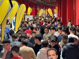 Alumnos de FP en la feria celebrada este miércoles en los bajos del estadio de Los Cármenes.
